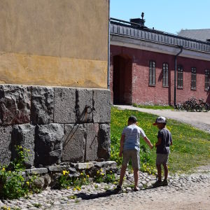 Barn leker på Sveaborg