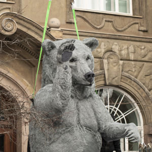 Karhupatsas "Urho" nostettiin Luonnontieteellisen museon parvekkeelle.