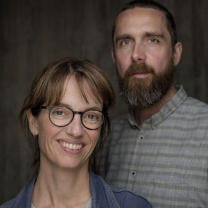 Anne Bjørnstad och Eilif Skodvin har skapat både serien Lillyhammer och Beforeigners. Närbild på manusförfattarna Anne Bjørnstad och Eilif Skodvin.