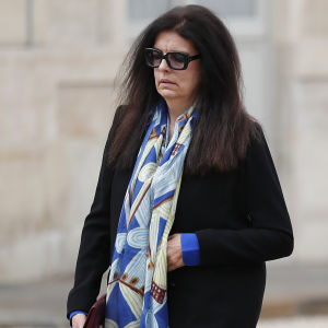 Världens rikaste kvinna är Françoise Bettencourt Meyers. Hon kommer på plats 13 på listan med en förmögenhet på 59,6 miljarder dollar. Hennes familj äger sminkmärket L'Oréal. En kvinna i glasögon går. Hon tittar nedåt och ser nedstämd ut.