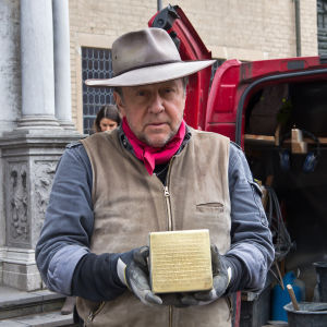 Initiativtagaren Gunter Demnig Konstnären Gunter Demnig med en så kallad stolpersteine i handen.