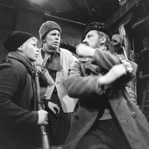 Näyttelijät Irma Tanskanen (Hilma), Ritva Valkama (Martta) ja Veijo Pasanen (Lennu) tv-draamassa Lennu (1967). 