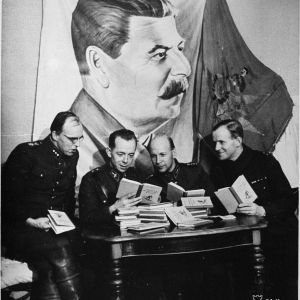 9.2.1940 Suomalaisia upseereja takastamassa Suomussalmen sotasaaliina saatuja venäl. hiihto-oppaita hyrynsalmella.