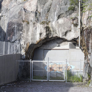 Grottans huvudingång finns vid Silverberget. Många intresserade har rört sig vid grottans ingångar så Skanska har larmat dem och har lås på alla portar. Ingång till Shells gamla oljetunnlar i Kronberget vid Silverberget i Kronbergsstranden.