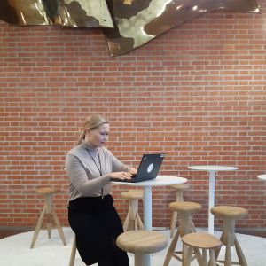 Allt mer av det förvaltade kapitalet förvaltas enligt FN:s principer om ansvarsfull placering, säger vd Henrika Vikman. Foto på Henrika Vikman som sitter uppflugen på en hög pall och jobbar på sin bärbara dator.