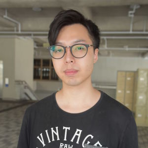 Jimmy Chen är stolt över att demonstranterna fortsätter att göra motstånd. Han anser att våldsamheterna främst beror på polisens taktik. Jimmy Chen är stolt över att demonstranterna fortsätter att göra motstånd. Han anser att våldsamheterna främst beror på polisens taktik.