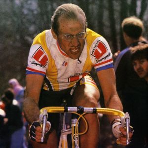 Laurent Fignon under tävlingen 1988, innan deltagarna hade hjälmtvång. Fignon hade smeknamnet "The Professor" för att han hade glasögon och han hade slutfört en akademisk examen. Laurent Fignoon under tävlingen 1988. Innan deltagarna hade hjälmtvång.