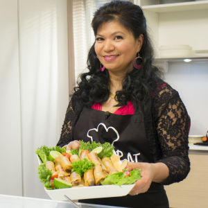 Evelyn Reynoso-Klemets med vårrullar Evelyn Reynoso-Klemets gästar Mat och Prat.
