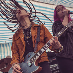 Flies Flies Flies hade verkligen tagit med sig energi till årets Puska-festival. Det är ovanligt att höra grunge i dagens läge men tjejerna levererade. en person spelar gitarr och en annan sjunger