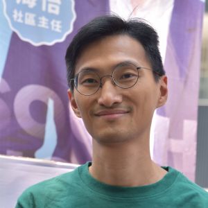 Eddie Chu har utsatts för dödshot som troligen har framförts av triader. Också polisen betraktar nu honom som en fiende. Eddie Chu ler. Han har runda glasögon, svart hår, och en grön tröja med vita tecken på.