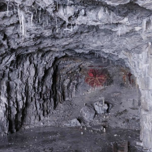 "Som en primitiv kyrka". Grotta, istappar, ritning på grottväggen som för tankarna till inristningar.