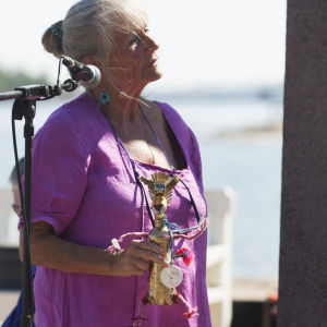 Antonia Ringbom och Premiärlejonet. Antonia Ringbom med årets version av Antoniapris-statyetten. Premiärlejonet.