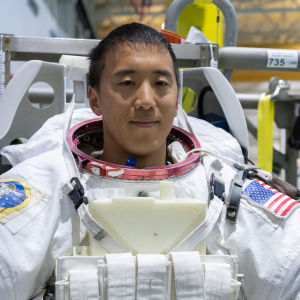 Jonny Kim on myös vuoden 2017 astronauttiluokan edustaja ja eräs mahdollisista tulevista kuuastronauteista. Jonny Kim on myös vuoden 2017 astronauttiluokan edustaja ja eräs mahdollisista tulevista kuuastronauteista.