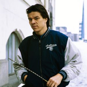Jarmo Mäkisen hahmo kaupungilla Hiljainen poika -elokuvassa