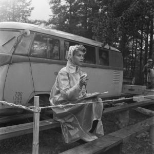 Nuori Yleisradion toimittaja Saara Palmgren kentällä tekemässä radioreportaasia vuonna 1954