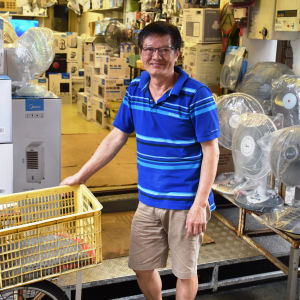 Andy Wong förvarade sin faders aska i sin elektronikbutik. Han tyckte att det var motbjudande att ha urnan i sitt hem. Andy Wong i Hongkong.