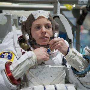 Zena Cardman valittiin astronautiksi vuonna 2017 ja kuvassa hän on harjoittelemassa avaruuspuvun käyttöä osana koulutustaan.