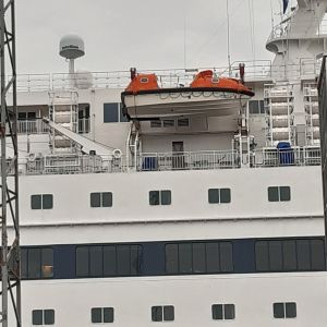 Passagerare med coronasymptom isoleras i sin hytt i väntan på att fartyget anlöper hamn. Raden av Viking Gabriellas hyttfönster fotade utifrån