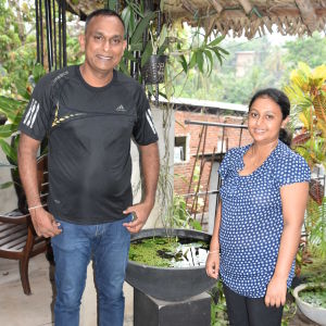 Chaminda och Shiromal Moremada har drivit ett litet hotell i två år. Den politiska krisen har fått dem att skjuta upp sina planer på att förstora hotellet. Ett lankesiskt par står på en balkong och ser leende in i kameran.