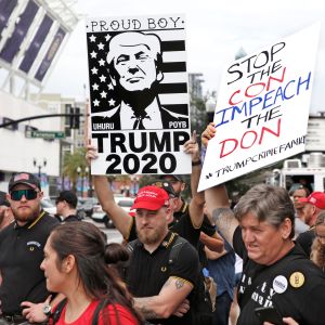 I Orlando samlades både Trump-supportrar och anti-Trump demonstranter. Demonstranter i Orlando som protesterar mot Donald Trump.