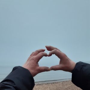 Bemötandet när man har ekonomiska problem lämnar en hel del att önska. Det kan Åsa hålla med om. Åsa formar sina händer och fingrar till ett hjärta mot den grå dimman som ligger över havet