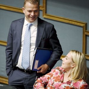 Petteri Orpo diskuterar med Saara-Sofia Sirén i riksdagen den 19.9. Petteri Orpo diskuterar med Saara-Sofia Sirén under riksdagens frågetimme den 5 september 2018.