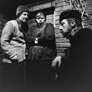 Näyttelijät Ritva Valkama (Martta), Irma Tanskanen (Hilma) ja Veijo Pasanen (Lennu) tv-draamassa Lennu (1967).