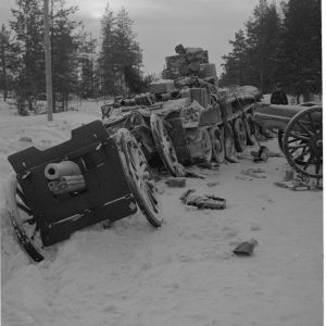 16.1.1940 Lemetin tiehaaran pohjoispuolella ajoi tämä tankki miinaan.