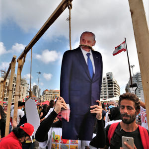 Presidenten och veteranpolitikern Michel Aoun är ytterst impopulär i Libanon. Demonstranter hängde en bild av honom i protest efter den väldiga explosionen i Beiruts hamn. Presidenten och veteranpolitikern Michel Aoun är ytterst impopulär i Libanon. Demonstranter höngde en bild av honom i protester efter den väldiga explosionen i Beiruts hamn.
