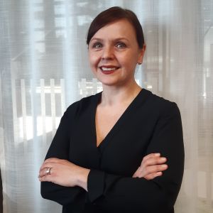 En stor del av småbarnsfamiljerna mår bra och har hälsosamma vanor, säger Annamari Lundqvist vid THL. Foto på specialforskare Annamari Lundqvist på THL