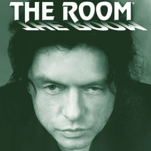 Tommy Wiseau spelar huvudrollen i The Room. Filmplansch på The Room.