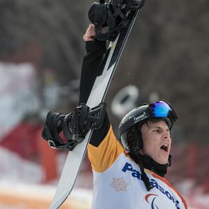 Suur-Hamaris seger var Finlands första i vinter-Paralympics sedan 2002. Matti Suur-Hamari firar guldet i Paralympics 2018.
