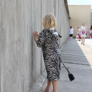 Barn och vuxna vid Berlinmuren