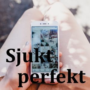 En hand håller i en mobiltelefon där man ser en instagram-feed. 