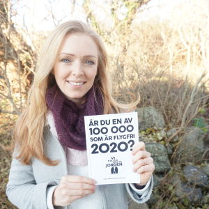 Hittills i år har 14 000 svenskar anmält sig till Maja Roséns kampanj #flygfritt2020. Maja Rosén håller upp kampanjskylten "Är du en av 100 000 som är flygfri 2020?"