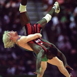 Marko Asell med det omtalade kastet. Marko Asell kastar Feliberto Ascuy Aguilera i OS-finalen 1996.