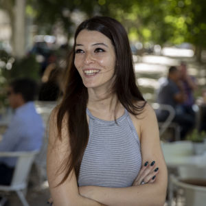 Efter många svåra år går ekonomin igen bättre. Det här märks speciellt i huvudstaden Lissabon berättar rekryteringskonsulten Maria Luis Duro. Maria Luis Duro, en ung kvinna med långt mörkt hår står i en lummig park i Lissabon.
