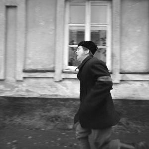 Raimo Mikkola juoksee tv-draamassa Lennu (1967).