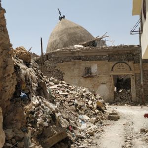 Uppbyggandet av Mosul kommer att ta tiotals år, säger Mariette Hägglund. En moské ligger i ruiner, omgiven av bråte orsakat av krigföring.