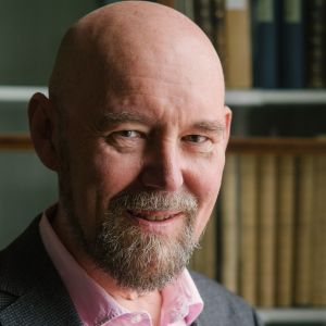 Avaruustähtitieteen emeritusprofessori Esko Valtaoja