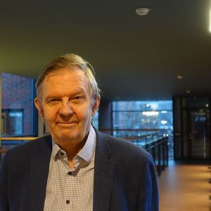 Hur pensionerna utvecklas i fortsättningen får följder också för hur gruppen låginkomsttagare ser ut, säger Ilpo Suoniemi på Löntagarnas forskningsinstitut. Foto på Ilpo Suoniemi i byggnaden där Löntagarnas forskningsinstitut verkarscentral