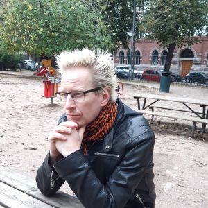 Jonas Franck tvekar om han ska fortsätta att reda ut inkomstbortfallet. Jonas Franck sitter med hakan i händerna vid ett bord i en park och tittar rakt fram.