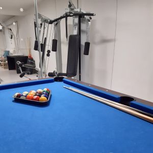 En utmaning i barnskyddet är att bli bättre på samspel. I förgrunden ett biljardbord och i bakgrunden gymutrustning.