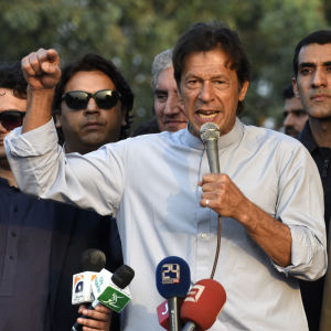 Den förre kricketstjärnan och nuvarande oppositionspolitikern Imran Khan anklagar premiärministern och hans barn för penningtvätt Den förre kricketstjärnan och nuvarande oppositionspolitikern Imran Khan anklagar premiärministern och hans barn för penningtvätt
