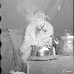 7.2.1940 Luutn.Sopanen kahvinkeittopuuhissa