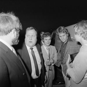 Yhdysvaltalainen näyttelijä Ryan O´Neal (toinen oikealta) vierailulla Suomessa. Ohjelmajärjestäjä Tauno "Tappi" Suojanen toinen vasemmalta.