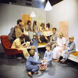 Lapsia ja aikusia Hyrrä-lastenohjelman studiossa 1970-luvulla.