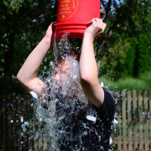 I ice bucket challenge häller man en hink iskallt vatten över sig för att uppmärksamma sjukdomen ALS.