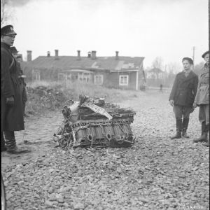 Alasammutun viholliskoneen moottori Munkkiniemessä. Helsinki. 1-12-39.