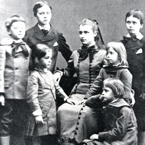 Barndomsfotografi på syskonen Mannerheim. I mitten Sophie, till vänster Johan, Carl och August, till höger Gustaf, Annicka och (sittande) Eva. Syskonen Mannerheim. I mitten Sophie, till vänster Johan, Carl och August, till höger Gustaf, Annicka och (sittande) Eva.